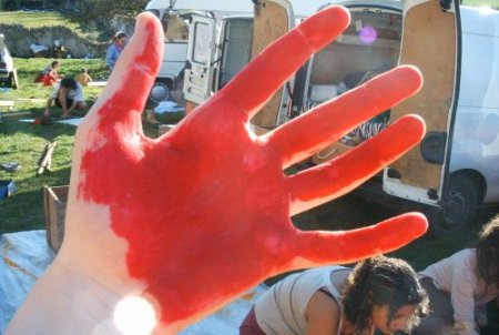 Tien une main rouge !