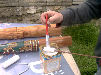 Mettage du vernis sur le rouleau