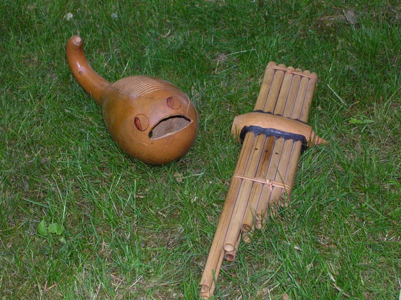 Ceux là sont Vénézuéliens.
<br />Celui de droite est une sorte de flute, (on souffle dans 1 trou situé au milieu de l'instru). Elle est utilisée par le &amp;quot;peuple de la foret&amp;quot; ... enfin c'est ce que j'ai vu une fois sur arte.