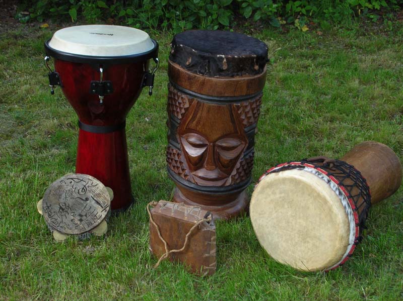 Quelques percu dont 2 djembe (l'un est Ivoirien et l'autre acheté en France). Le tam tam (avec 3 visage gravé dessus) vient d'Afrique australe (Botswana) ... c'est moi qui l'ai ramené :)
<br />La sorte de petite boite (avec un peau tendue) vient du Guatemala e