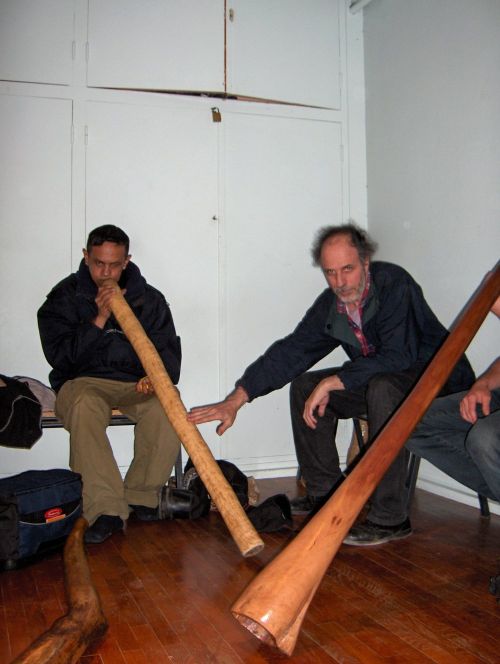 Gérard qui se fais piquer son didg par Philip!