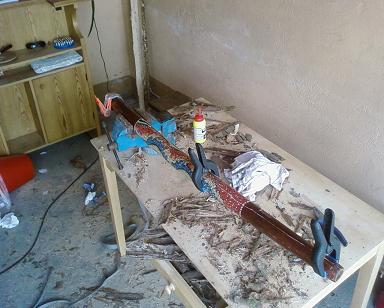 Le collage du didj... ensuite j'ai du colmater les nombreux trous que j'avais fait en le sciant :7: