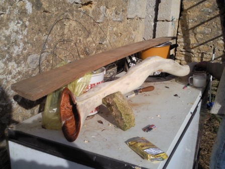 après le collage(laborieux) une petite couche de patte a bois pour dissimuler la trace de colle;pratique avec du bois blanc...