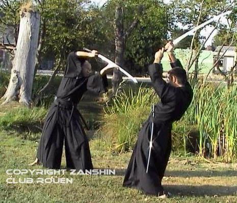 C'est une mise en situation des katas que l'on pratique seul (ce n'est pas un combat)