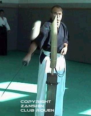 Exercice de Tameshi Giri... il faut couper une natte de plage (qui a macéré pendant 2 jours dans de l'eau salée). Cet exercice demande une grande précision du geste... Ce n'est pas aussi facile que ça y paraît