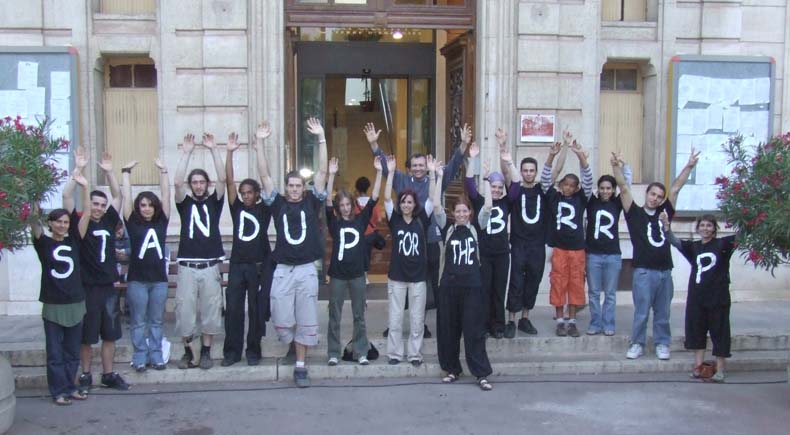 Mission stand up à Gardanne, big up aux volontaires heureux devant la Mairie