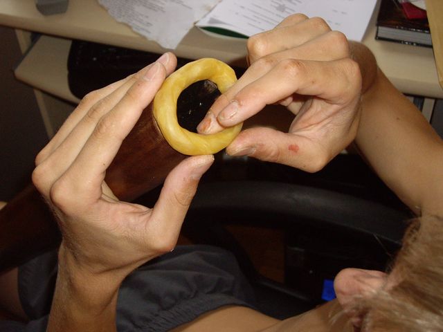 Mise en place de l'embouchure, vous pouvez voir ma petite ampule sur mon pouce Droit